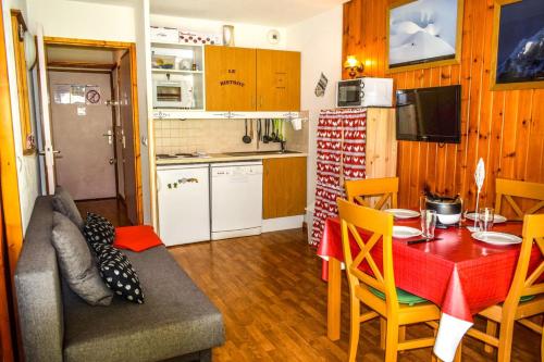 une cuisine et une salle à manger avec une table dans une pièce dans l'établissement Appartement 4/6 personnes, au pied des pistes, à Puy-Saint-Vincent