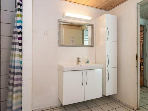 une salle de bain avec un lavabo et un miroir dans l'établissement 12 person holiday home in Nordborg, à Nordborg