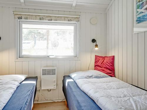 Vester Sømarken的住宿－Holiday home Aakirkeby XIV，一间卧室设有两张床和窗户。