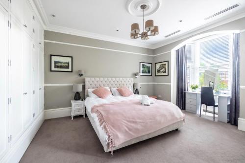 Кровать или кровати в номере Dream House London with gym, cinema and housekeeper
