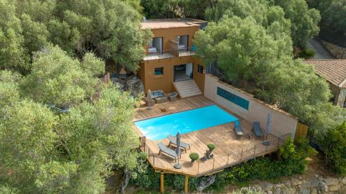 une vue aérienne d'une maison avec piscine dans l'établissement Domaine Valle Doniche, à Olmeto