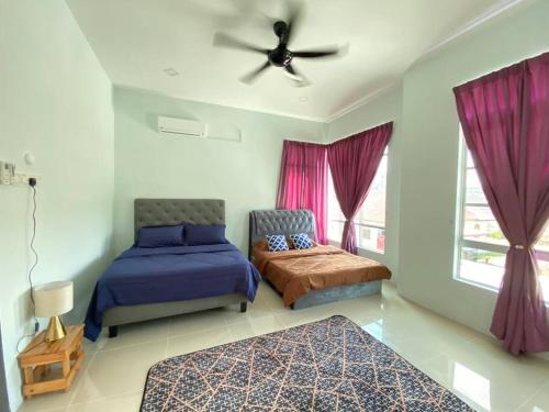 um quarto com 2 camas e uma ventoinha de tecto em homestay kubang ikan chendering 5minit ke pantai em Kuala Terengganu