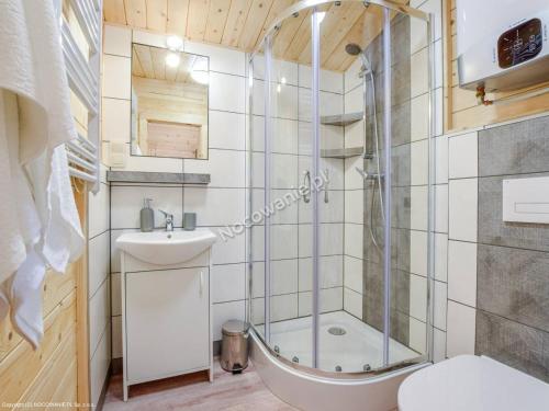 a bathroom with a shower and a sink at Domki na Wzgórzu in Kudowa-Zdrój