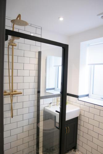 ein Badezimmer mit 2 Waschbecken und einem Spiegel in der Unterkunft 2 bed luxury duplex apartment in heart of Holt in Holt