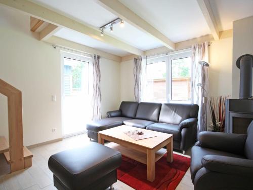 a living room with a couch and a table at Strandhus Baabe Haus 3 in Baabe