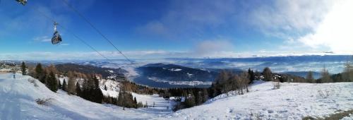 a ski lift going up a snow covered mountain at Gerlitzen Ferienappartement Paul im Ski- und Wandergebiet, Kanzelhöhe, Ossiacher See in Deutschberg