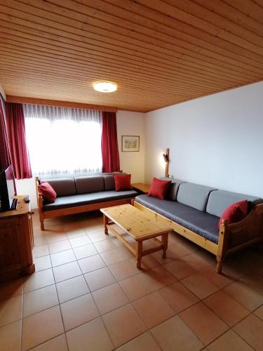 a living room with two couches and a table at Gerlitzen Ferienappartement Paul im Ski- und Wandergebiet, Kanzelhöhe, Ossiacher See in Deutschberg
