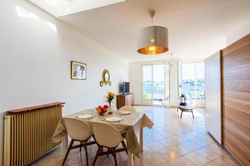une salle à manger avec une table, des chaises et un radiateur dans l'établissement LA MALMAISON II AP4315 By Riviera Holiday Homes, à Villefranche-sur-Mer