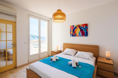 une chambre avec un grand lit avec des serviettes dessus dans l'établissement LA MALMAISON II AP4315 By Riviera Holiday Homes, à Villefranche-sur-Mer