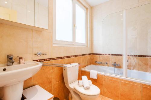 une salle de bain avec toilettes, lavabo et baignoire dans l'établissement LA MALMAISON II AP4315 By Riviera Holiday Homes, à Villefranche-sur-Mer