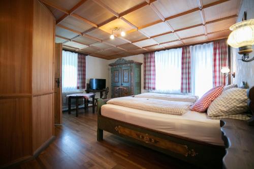 a bedroom with a large bed with a wooden ceiling at Gästehaus am Eichbach in Schramberg