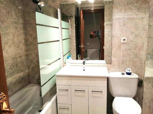 a bathroom with a sink and a toilet and a shower at Precioso apartamento de lujo in Torredembarra