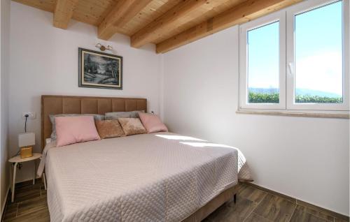 Postel nebo postele na pokoji v ubytování Gorgeous Home In Krsan With Kitchen