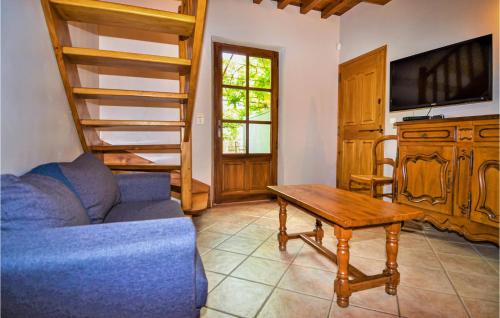 Μια τηλεόραση ή/και κέντρο ψυχαγωγίας στο Nice Home In Maillane With Wifi