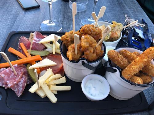 a tray with three buckets of food on a table at Les 3 p’tites pom’s in Alençon