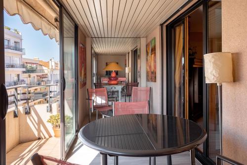 un balcon avec une table et des chaises sur un balcon dans l'établissement Situation Exceptionnelle Rue D antibes Centre Cannes! by Halldis, à Cannes