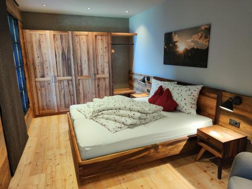 sypialnia z łóżkiem w pokoju w obiekcie Premstlahof Ferienwohnung Lärchenstube w mieście Martell