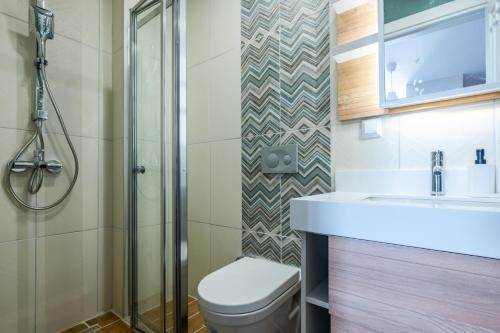 e bagno con servizi igienici, lavandino e doccia. di Sleek Flat in Kagithane with Terrace a Istanbul