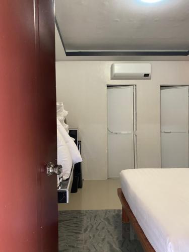 Postel nebo postele na pokoji v ubytování RedDoorz @ Piamonte Apartelle Santo Tomas Batangas
