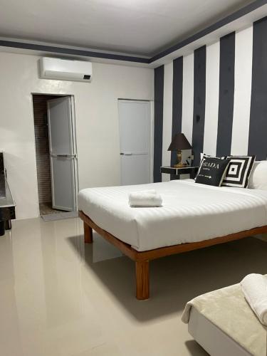 Postel nebo postele na pokoji v ubytování RedDoorz @ Piamonte Apartelle Santo Tomas Batangas