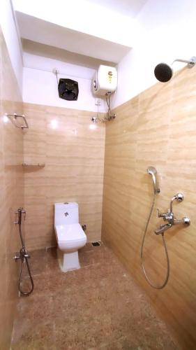 uma casa de banho com um WC e um chuveiro em Continental Homestay em Port Blair