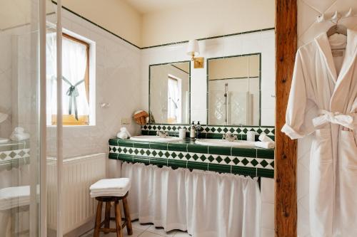 Ett badrum på Villa Flora - a scene for all seasons
