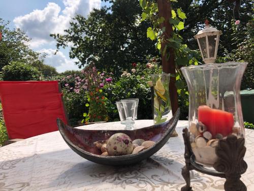 萊希林根的住宿－Gartenblick，桌子上一碗石板和花瓶