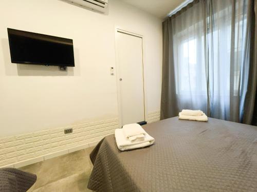 ナポリにあるB&B i Muralesのベッドルーム1室(ベッド1台、タオル2枚付)