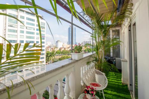 een balkon met uitzicht op de stad bij Sumitomo Tower-1 Bed Apartment & Hotel in Hanoi