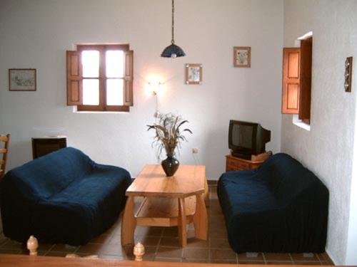ein Wohnzimmer mit 2 blauen Stühlen und einem Tisch in der Unterkunft Finca-Privatpool-sehr ruhige Lage-Alleinnutzung-ideal für Familien in Níjar