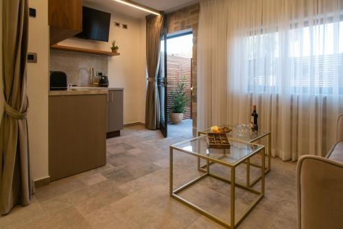 een woonkamer met een tafel en een keuken bij kadarim Boutique Suites-beachfront Zimmer in Haifa