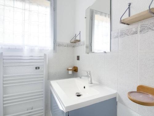 La salle de bains blanche est pourvue d'un lavabo et de toilettes. dans l'établissement Appartement Sazos, 3 pièces, 4 personnes - FR-1-402-8, à Sazos