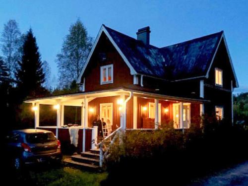 Una casa con luces en la parte delantera. en 5 person holiday home in HAGFORS en Hagfors