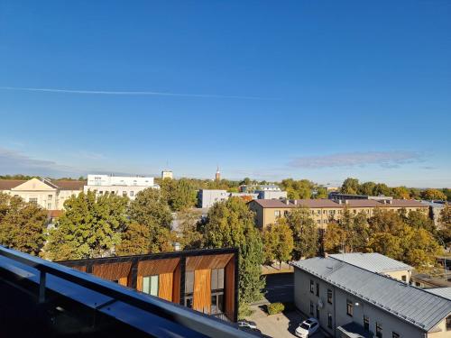 une vue aérienne sur une ville avec des bâtiments et des arbres dans l'établissement Artisa Riia Str 20a Luxury 2BR Penthouse Apartment, à Tartu