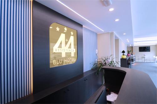 TV a/nebo společenská místnost v ubytování Blu Hotel
