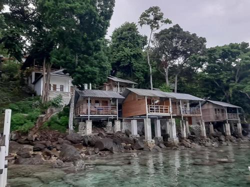 a group of houses on a rocky river at Olala Bungalows And Restaurant Mitra RedDoorz in Banda Aceh