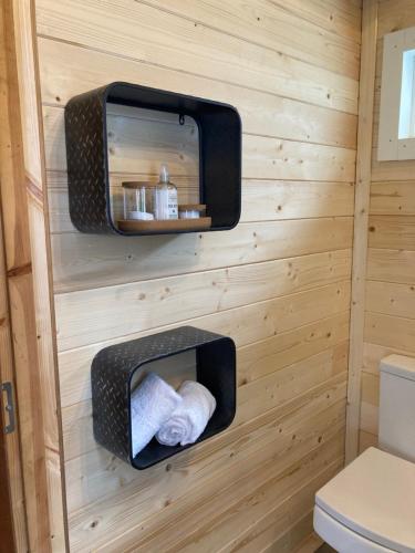 Baño con papel higiénico en la pared en Dunroamin Lodges en Drymen