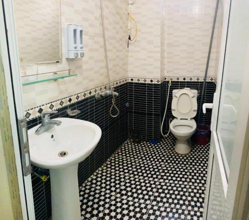 Phương Thảo Hotel في هانوي: حمام صغير مع حوض ومرحاض