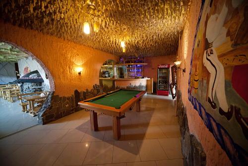 a room with a pool table in a bar at Grota zbójnicka apartament i pokoje in Gliczarów