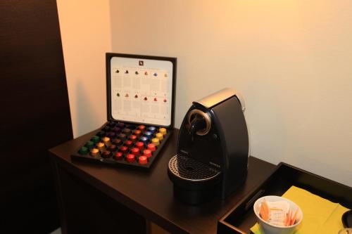 a desk with a phone next to a computer at Art Hotel Lauterbach in Kaiserslautern