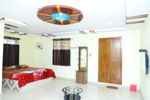 Zimmer mit einem Bett und einem Kronleuchter in der Unterkunft X Western Hills panchagani in Panchgani