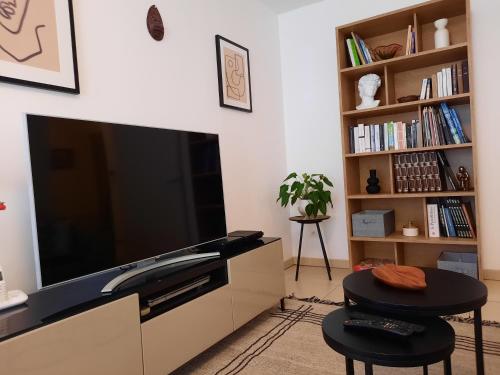 TV a/nebo společenská místnost v ubytování Pytheas Carré d'Or