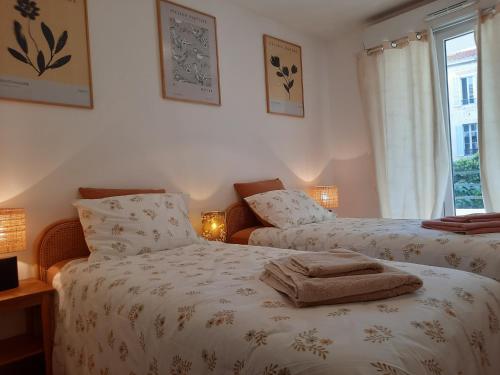 - une chambre avec 2 lits et une fenêtre dans l'établissement Pytheas Carré d'Or, à Marseille