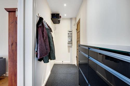 Pokój z przedpokojem z szafą i drzwiami w obiekcie ApartmentInCopenhagen Apartment 602 w Kopenhadze