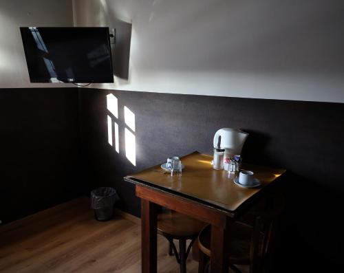 Habitación con mesa y cafetera. en Las Avutardas Hosteria en El Calafate