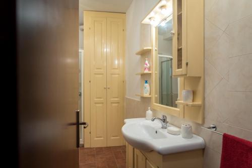 uma casa de banho com um lavatório e um espelho em Residenza Porta all'Arco em Volterra
