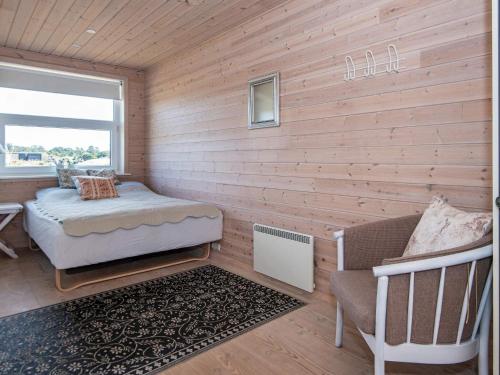 Habitación con cama, silla y ventana en Holiday home Fanø CLXXVIII en Fanø
