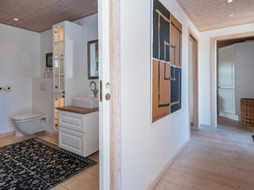 Habitación con baño con lavabo y aseo. en Holiday home Fanø CLXXVIII en Fanø
