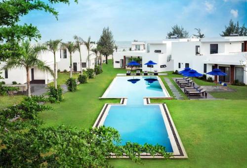 uma vista aérea de um resort com uma piscina em Biệt thự nghỉ dưỡng mặt biển, cao cấp và riêng tư em Bà Rịa