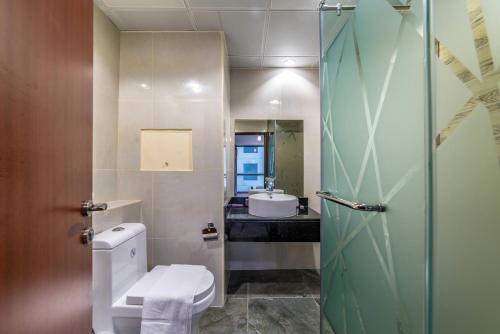 La salle de bains est pourvue de toilettes et d'un lavabo. dans l'établissement Icon Casa Living - Sadaf 4 Residence - JBR, à Dubaï